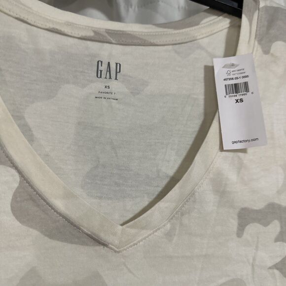 Gap Women's Performance Camo Pullover T-Shirt Short Sleeve V Neck Cream Size XS - Picture 2 of 3